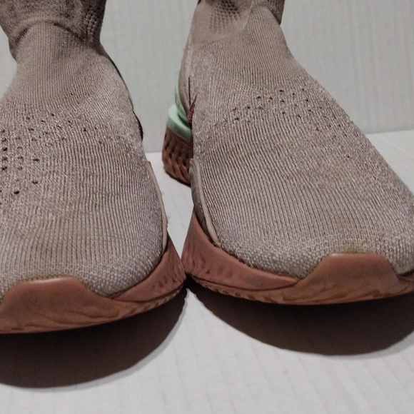 Nike Shoes Women Sz 7.5 Rise React Flyknit Diffused Taupe Smokey Mauve - Picture 4 of 12